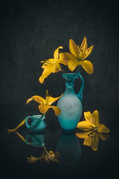 Vases bleu sarcelle « Golden Lilies » - Lydia Jacobs