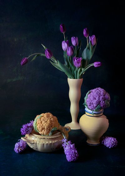 Tulipes violettes et chou-fleur - Lydia Jacobs