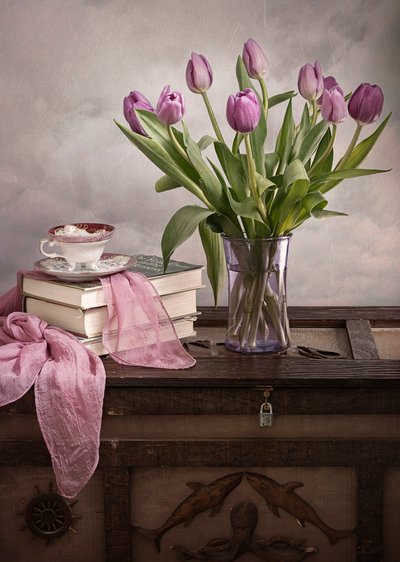 Tulipes violettes et vieux livres - Lydia Jacobs