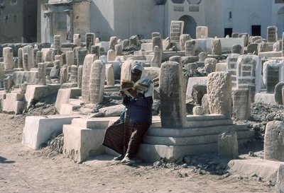 Un homme yéménite récite le Coran dans un cimetière avec des tombes à Sayun, Hadramawt, Sud-Yémen. - Lynn Abercrombie