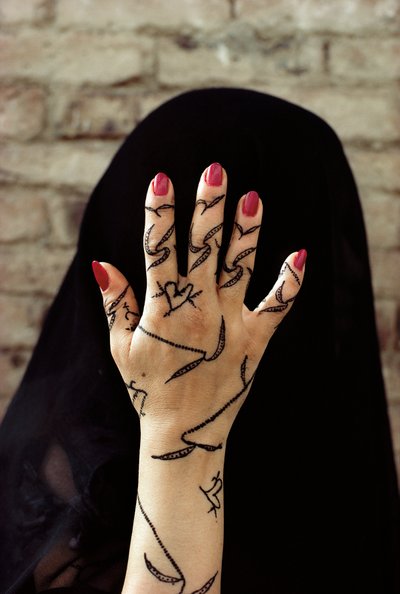 Femme yéménite avec les mains décorées de henné au nord du Yémen - Lynn Abercrombie