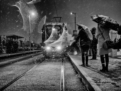 Un tramway sous la neige - Maciej Przeklasa