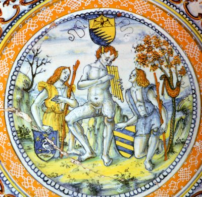 Assiette en terre cuite italienne montrant Pan jouant de la flûte à deux bergers - Maestro Benedetto