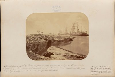 Une étude du côté intérieur du récif de Pernambuco, juste en face de la ville, montrant des blocs qui, ayant été sapés, s