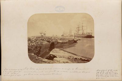 Une étude du côté intérieur du récif de Pernambuco, juste en face de la ville, montrant des blocs qui, ayant été sapés, s