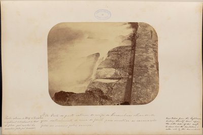 Vue de la partie extérieure du récif de Pernambuco, presque à la verticale depuis le sommet du phare, pour montrer les excavations faites dans la même roche d