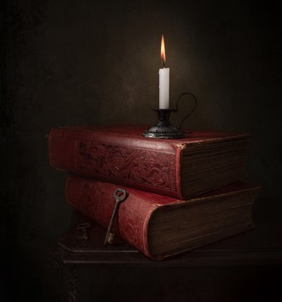 Livres et clés à la lueur des bougies - Margareth Perfoncio