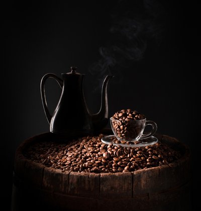 Cafetière noire et grains de café - Margareth Perfoncio