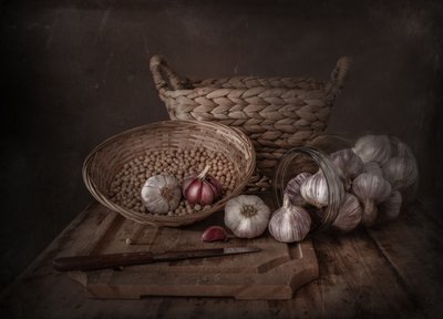 Nature morte rustique aux tons sombres et à l