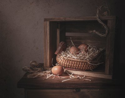 Œufs dans un panier rustique en forme de canard - Margareth Perfoncio