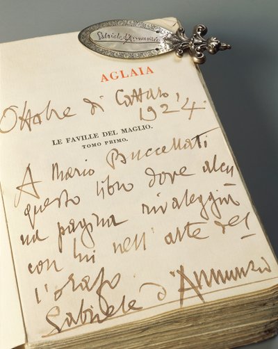 Marque-page en argent avec poignée ornée, gravé à la main de motifs naturels et de la signature autographique de Gabriele D