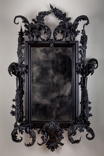 East of Eden, 2013 (verre de Murano noir, miroir de surveillance, acier, bois, laque, écran LCD et disque dur) - Mat Collishaw