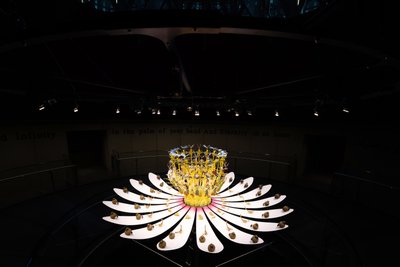 Equinox, 2021 (Acrylique, Circuit électrique, Hydraulique, Laque, Moteur, Peinture, Résine recyclée, Acier) - Mat Collishaw