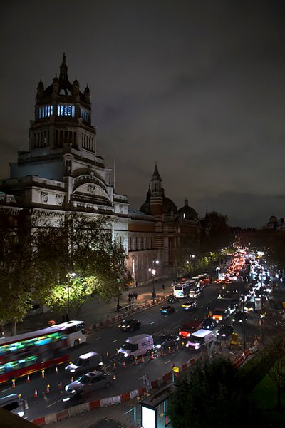 Lanterne magique, 2010 (cadre en acier, tôle perforée en aluminium, résine expansée, lumières LED, moteur) - Mat Collishaw