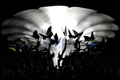 The Garden of Unearthly Delights, 2009 (acier, aluminium, plâtre, résine, lumières LED, moteur) - Mat Collishaw