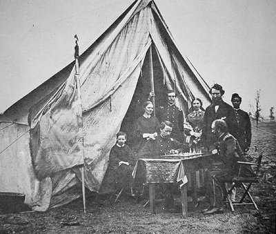 Colonel James P. McMahon avec sa famille et ses amis jouant aux échecs au quartier général du 164e régiment d