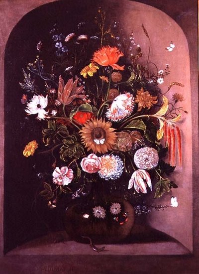 Fleurs mélangées dans un bol en verre dans une niche avec un lézard et une souris - Matthias Withoos