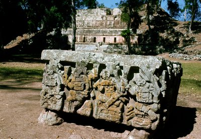 Autel Q avec couronnement du roi du soleil levant, 776 ap. J.-C. - Mayan