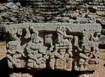 Autel Q avec couronnement du roi du soleil levant, 776 après J.-C. - Mayan
