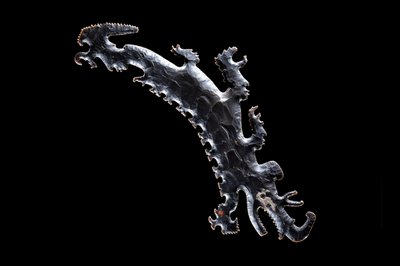 Silex Excentrique Dépeignant un Canoë Crocodile avec des Passagers, c.A.D. 600?-900 - Mayan Mayan