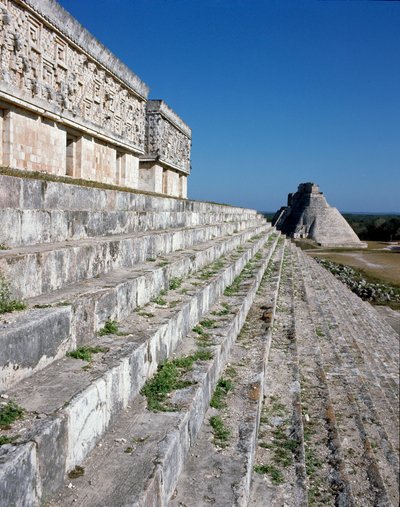 Palais du gouverneur et pyramide du magicien - Mayan Mayan