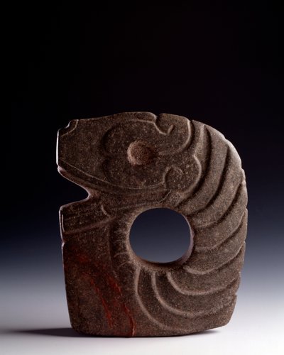 Art précolombien, civilisation maya, période classique : hache zoomorphe en pierre sculptée représentant un serpent stylisé - Mayan Mayan
