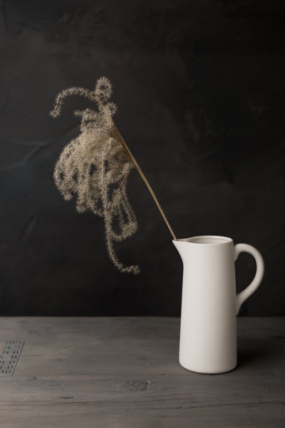 Cruche blanche avec herbe de la pampa - Mayra Pama