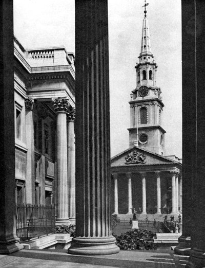 St Martin-in-the-Fields vu entre les colonnes de la National Gallery, Londres, 1926-1927 - McLeish