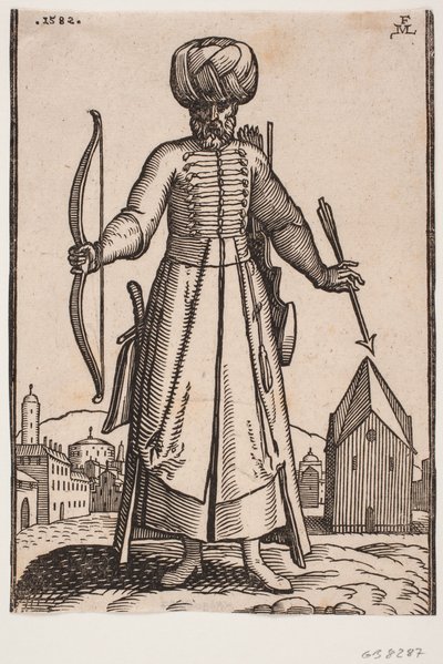 Soldat portant un turban vu de face avec les bras étendus, debout sur une place ouverte dans une ville; dans la main droite, il tient un arc, dans la gauche une flèche; derrière l