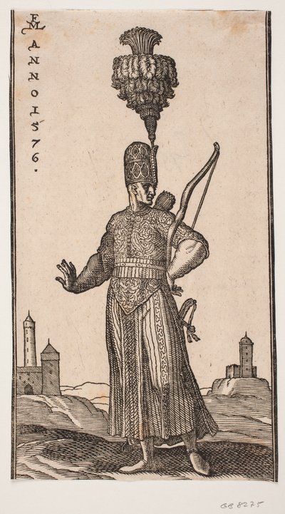 Soldat debout, vu de face, la tête tournée vers la droite; il porte un arc sur son bras gauche, un carquois sur le dos et une épée à son côté gauche; il tend coquettement son bras droit en arrière; en arrière-plan à droite et à gauche, deux bâtiments resse - Melchior Lorck