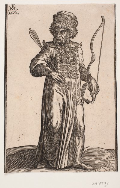 Soldat debout, vu de face, la tête tournée vers la gauche ; il porte un chapeau bordé de fourrure, ses cheveux pendent en deux tresses ; dans la main droite une flèche, dans la main gauche un arc et une épée pend à son côté gauche - Melchior Lorck
