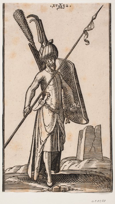 Soldat debout avec un bouclier courbé dans la main gauche et une lance dans la main droite, tenue en biais; épée à son côté gauche, une dague insérée dans la ceinture à son côté gauche; en arrière-plan à droite, la ruine d