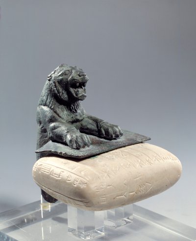 Lion en bronze tenant une tablette de fondation en langue hourrite, écrite en cunéiforme alphabétique. De la Syrie du Nord. 2150 av. J.-C. - Mesopotamian Mesopotamian