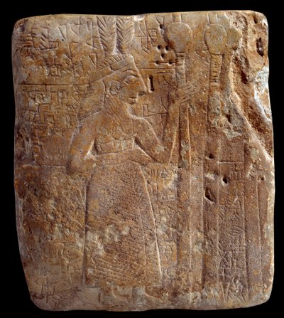 Mésopotamie. Art sumérien : personnage avec des plumes (vers 2700 av. J.-C.) stèle ancienne girsou période sumérienne archaïque - calcaire. Paris, Musée du Louvre - Mesopotamian Mesopotamian