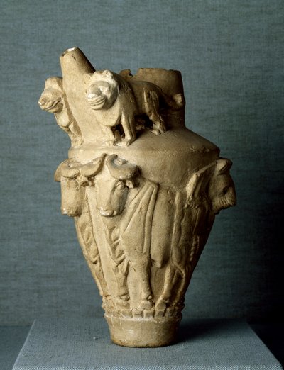 Art mésopotamien: vase rituel en calcaire avec taureaux et lions. H. 30,2 cm Du site d