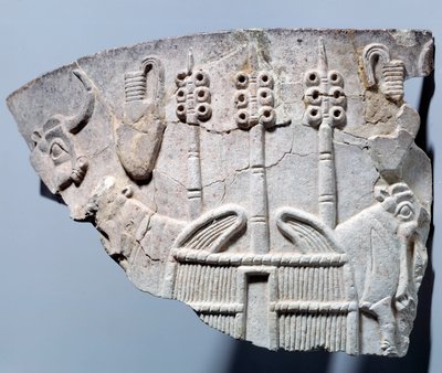 Mésopotamie : scène de relief stable sur un fragment de vase sculpté dans le style d