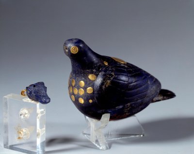 Antiquité orientale : colombe en lapis-lazuli et or. Du site de Suse. Période médio-élamite (Iran). 1200 av. J.-C. - Middle Elamite Period