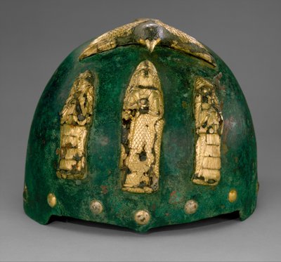 Casque avec des figures divines sous un oiseau aux ailes déployées, c.1500-1100 av. J.-C. (bronze, feuille d