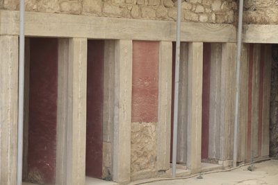 Site archéologique minoen de Knossos. Aile ouest à côté du « sanctuaire tripartite ». Salle avec deux grands réservoirs rectangulaires enfoncés dans le sol. Ils étaient remplis de vases en argile et d