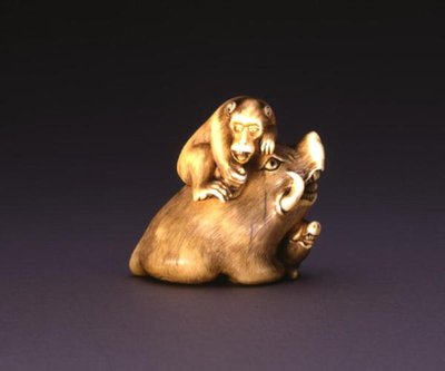 Netsuke, représentant un sanglier avec un singe, vers 1800-10 - Mitsuhide