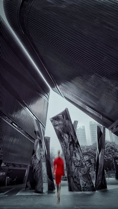 Promenade dans la ville en robe rouge - Molly Fu APA