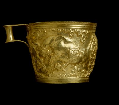 Art mycénien : gobelet en or avec scène de capture de taureaux du site de Vaphio - Mycenaean