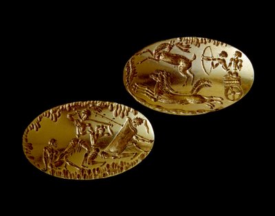 Art mycénien : deux sceaux en or représentant une scène de chasse sur un char et un guerrier face à trois adversaires. 1550-1100 av. J.-C. de la tombe IV de Mycènes. Musée Archéologique National d