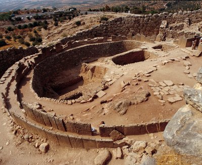 Civilisation mycénienne : cercle de tombes sur le site antique de Mycènes - Mycenaean