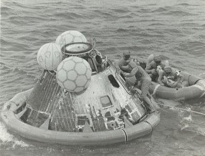 Astronautes dans un canot de sauvetage après l