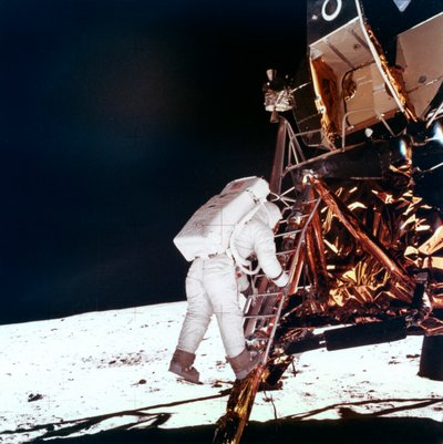 Edwin Buzz Aldrin descend les marches de l