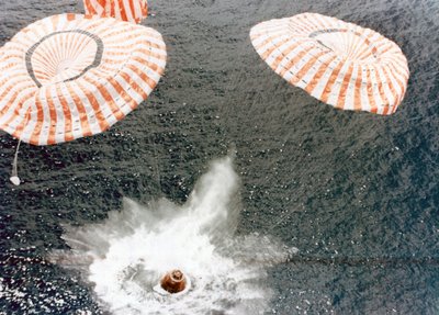La capsule Apollo 15 atterrit en toute sécurité malgré une défaillance de parachute, océan Pacifique central, 1971 - NASA Images
