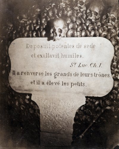 Les ossuaires des catacombes de Paris. Pierre portant une citation du chapitre 1 de l