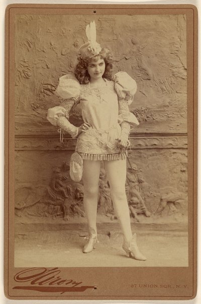 [Actrice non identifiée en costume, debout] - Napoleon Sarony