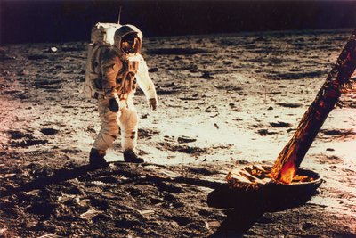 Buzz Aldrin marchant sur la surface de la Lune près d